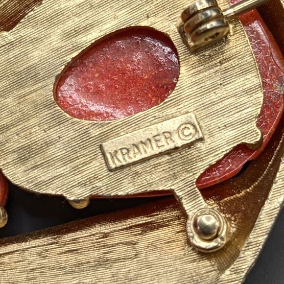 Vintage KRAMER Signed Faux Coral Orange Gold Tone Abstract Geometric Brooch - Picture 6 of 6